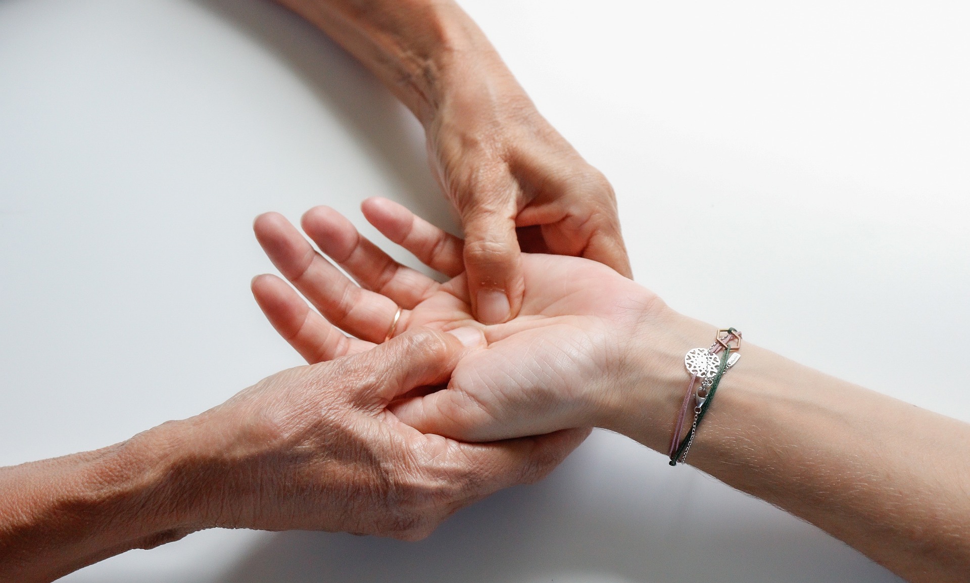 Unsere Geriatrie-Behandlungsfelder umfassen Prävention, Diagnostik und Therapie altersbedingter Erkrankungen. Schwerpunkte sind die Rehabilitation nach Stürzen, Demenzbehandlung, Schmerztherapie sowie die Unterstützung bei chronischen Erkrankungen.